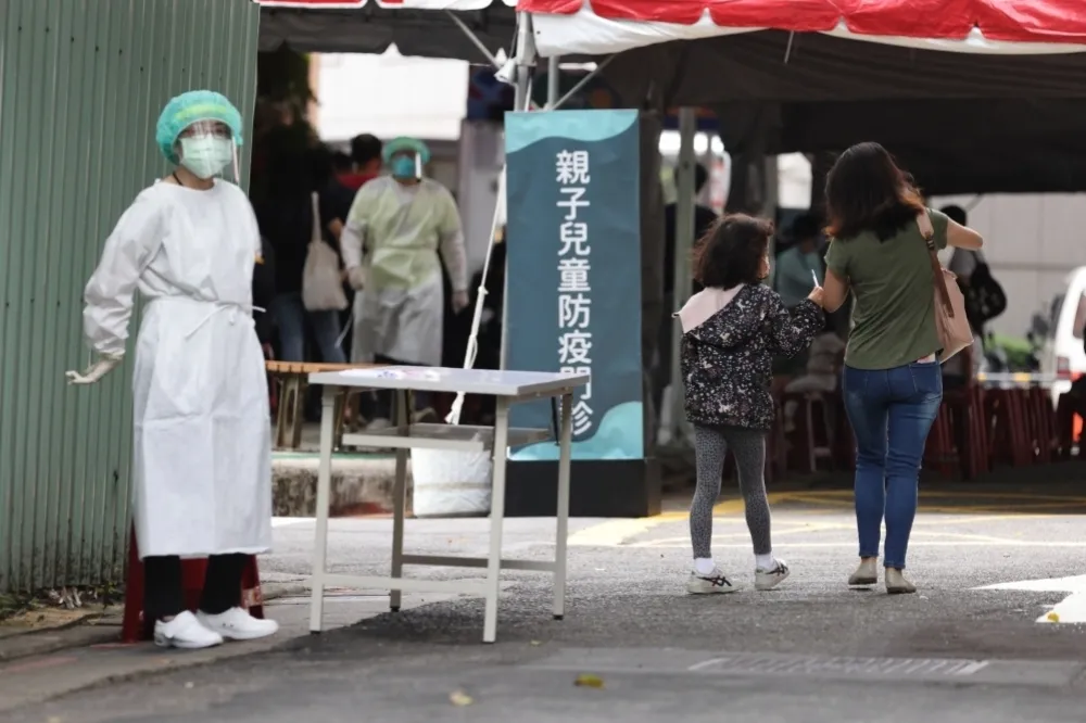 單親媽帶兒子PCR苦等7小時　怒喊「蔡總統，你有孩子嗎？」