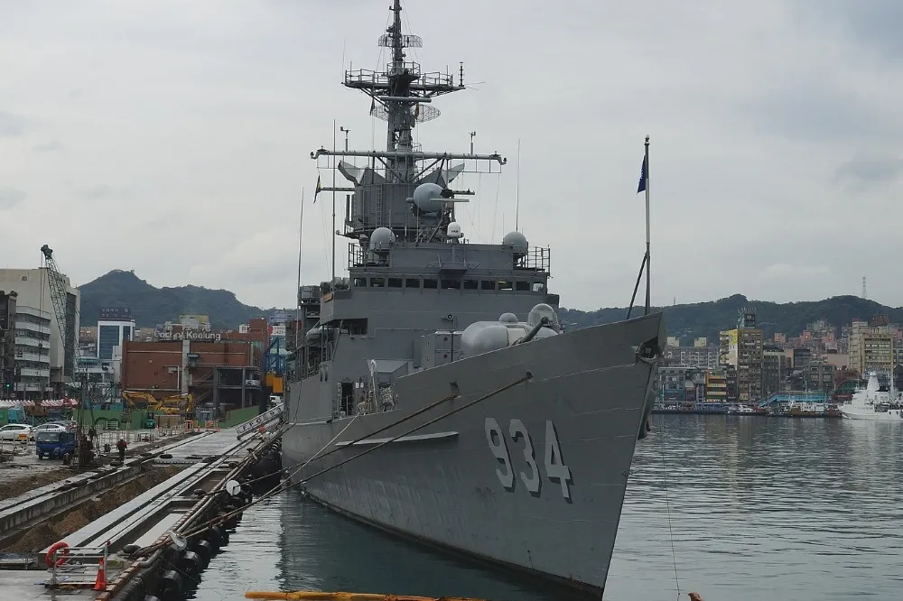 左營軍港再爆群聚　汾陽艦1人確診、數十人快篩陽