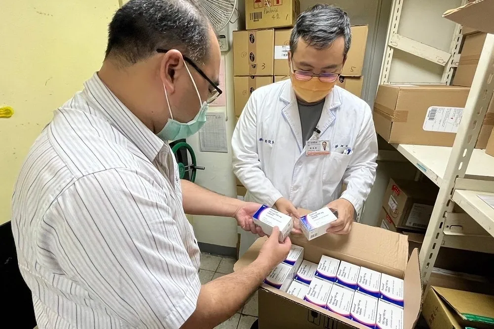 【一張圖看流程】65歲以上長者快篩陽　5/18放寬使用Paxlovid抗病藥