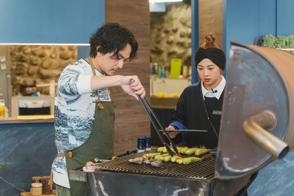 鬼鬼《來吧！營業中》遭炎亞綸暴氣退追蹤　中國網友翻牆盛讚：這才是真人秀