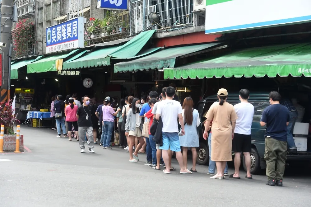 首例！6旬男子排隊買實名快篩倒地不治　最新PCR採檢出爐