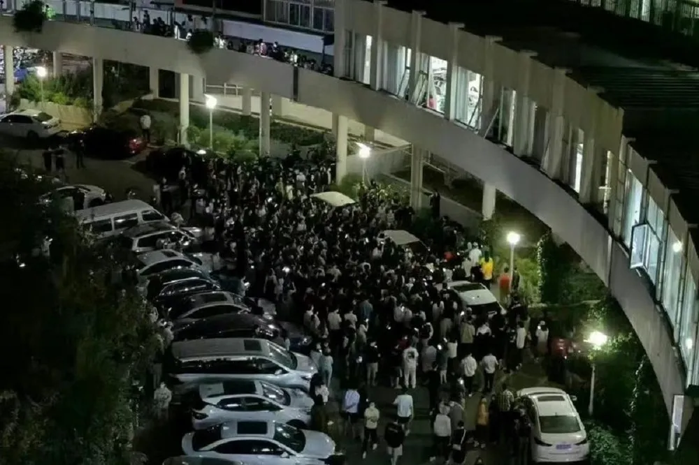 北大學生爆集體抗議封鎖　深夜怒吼拆圍牆
