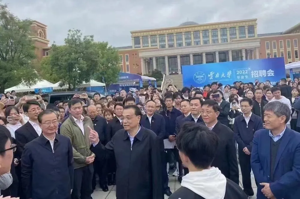 【不甩習近平清零政策？】李克強視察雲南大學全程沒戴口罩　官媒不報微博也封鎖 