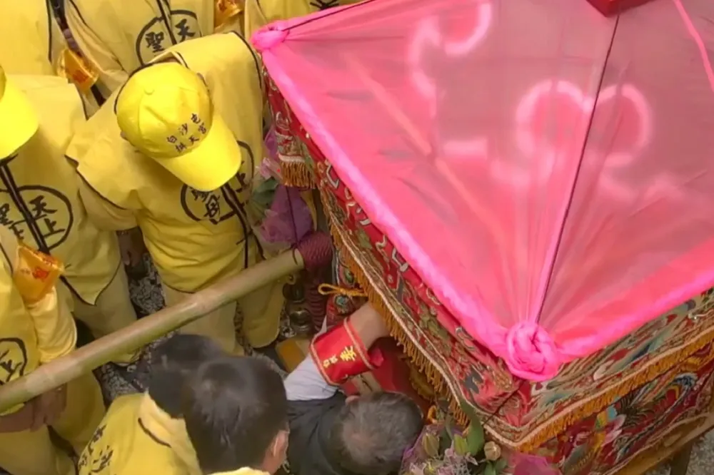 「粉紅超跑」起駕！白沙屯媽祖神轎今晨出發　逾10萬信徒相隨