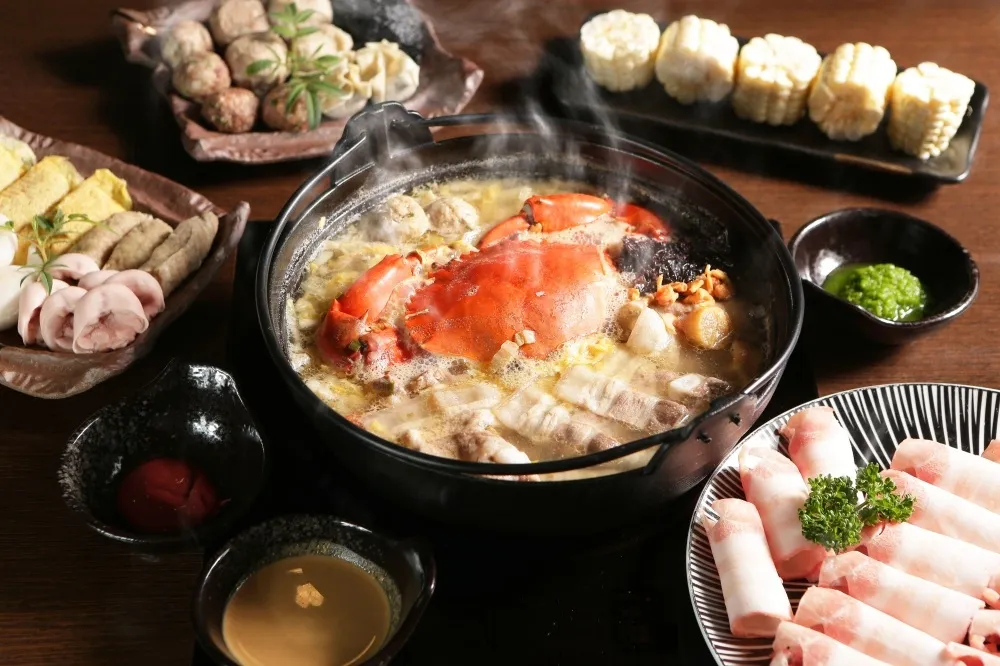 每餐期只接 4 桌客人！全預約制大港鍋王「冬鄉小廚」　酸菜白肉鍋「經典賞味外帶組」全新上市