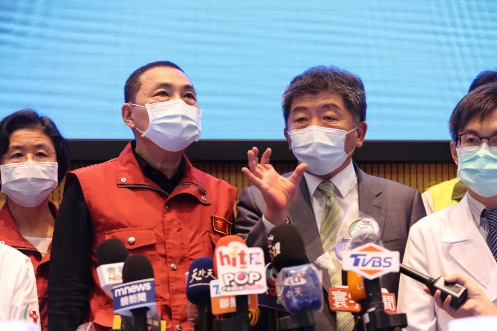 又槓上！侯友宜轟「電話接通卻捂住耳朵」　陳時中嗆：我有注意聽