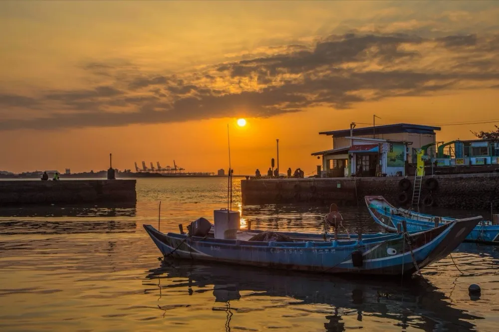 北海岸 5 個漁港夕陽景點推薦！淡水八景「漁港堤影」、三芝隱藏版打卡點「海上伸展台」必拍