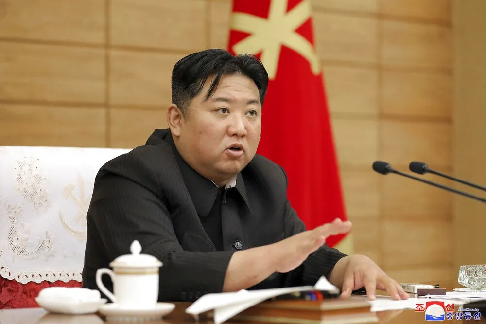 金正恩稱疫情趨緩脫下口罩　北韓人喝草本茶、鹽水漱口抗新冠