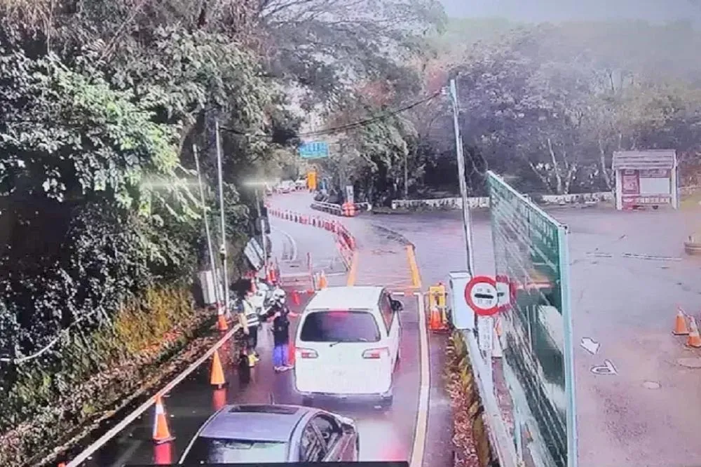 南橫公路梅蘭明隧道巨石擋路　遊客不甩管制令吃罰單