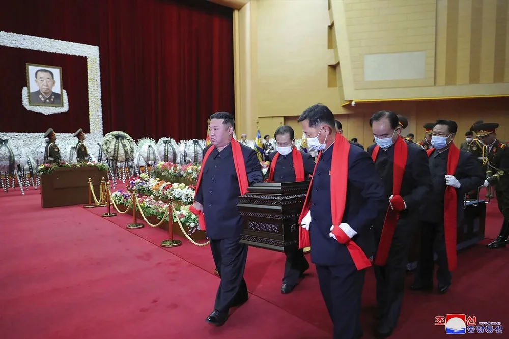 北韓新冠疫情升溫　金正恩不戴口罩替恩師玄哲海元帥抬棺　