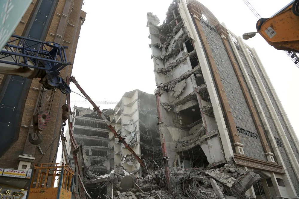 伊朗10層樓高建築崩塌致5死　80人仍受困瓦礫堆