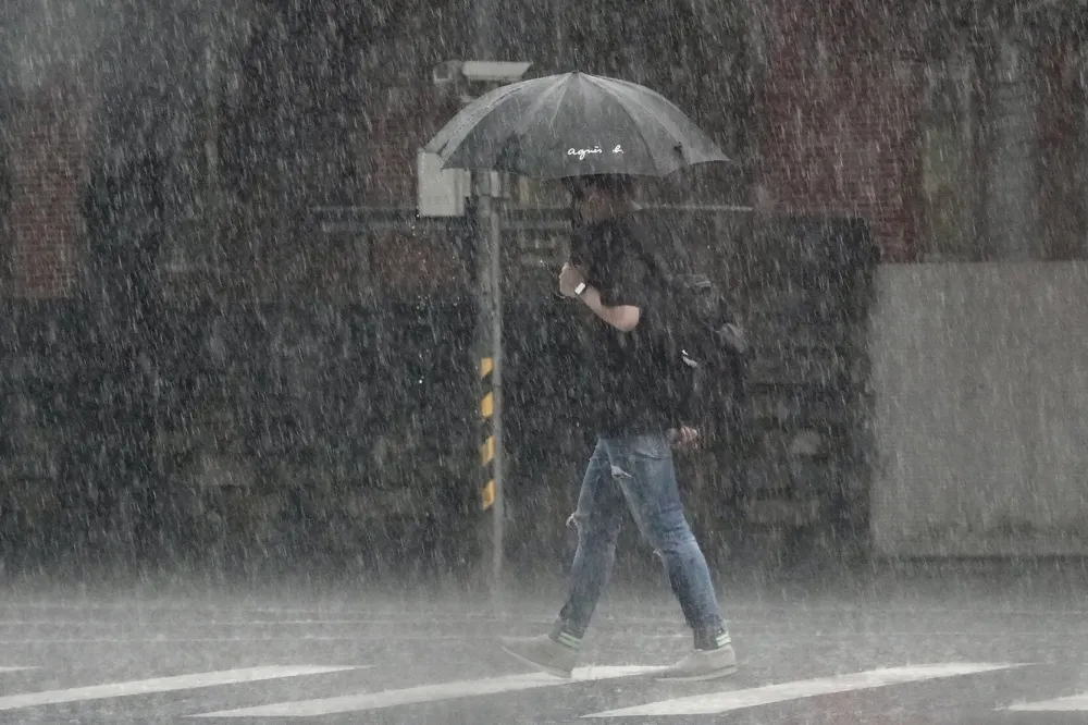  雨彈來了！連炸到周五　今晚至明天雨勢最大