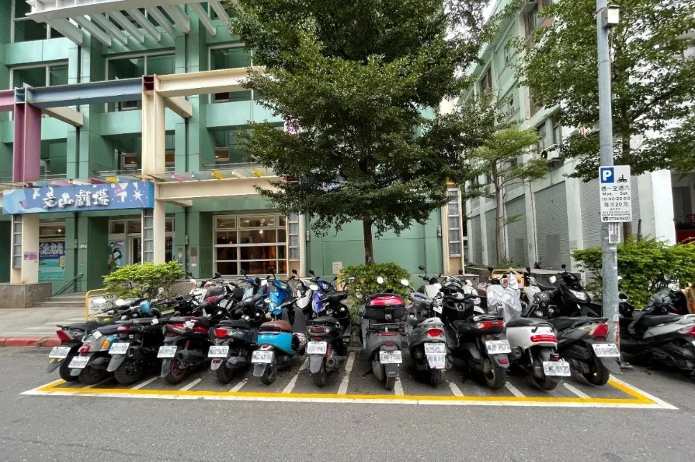 機車族注意！北市「黃框線」停車格要收費　年底全面上路