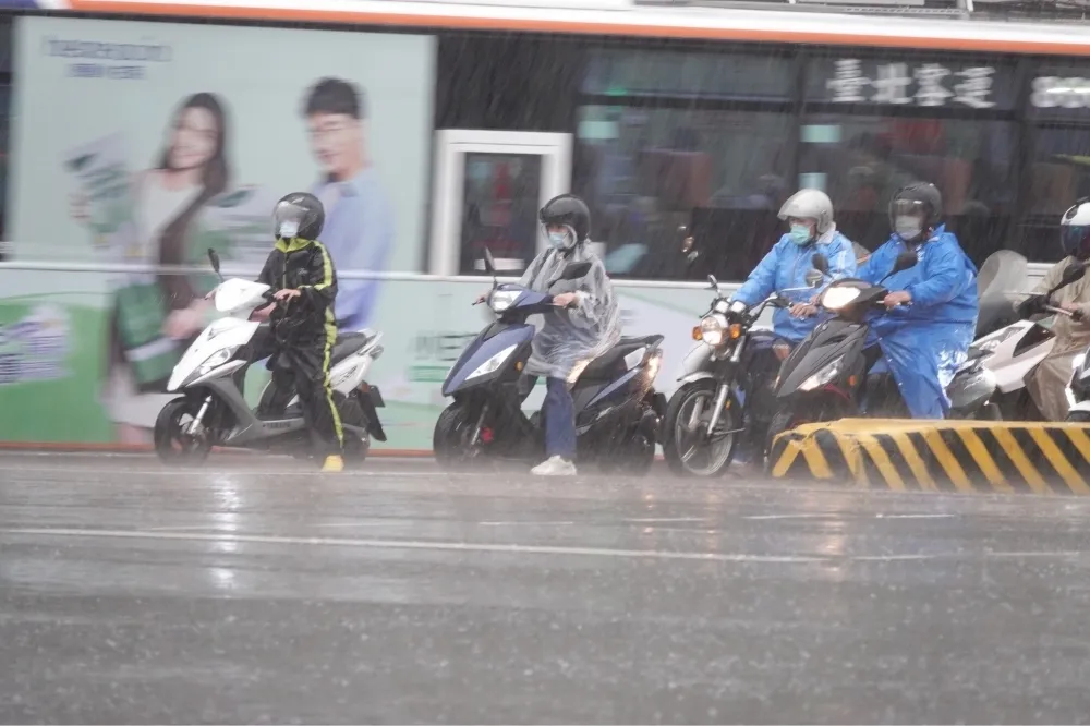 豪雨恐成災！　17縣市發布大雨特報、3縣市成大雷雨警戒區