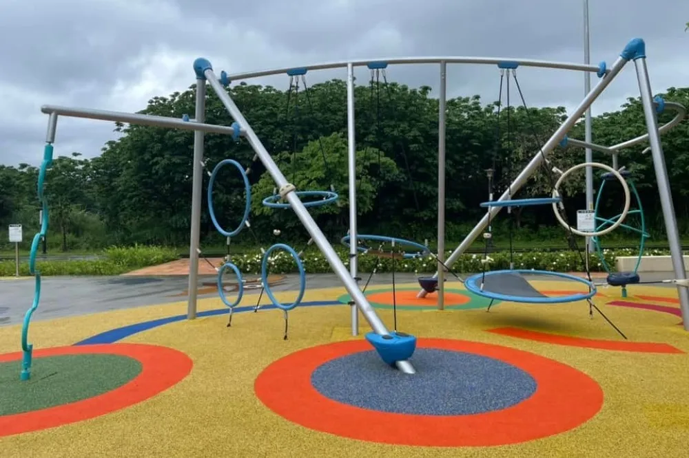 恐龍現蹤！板橋首座共融公園「浮洲遊戲場」　鳥巢飛盤、太空漫步遊具讓小孩瘋狂