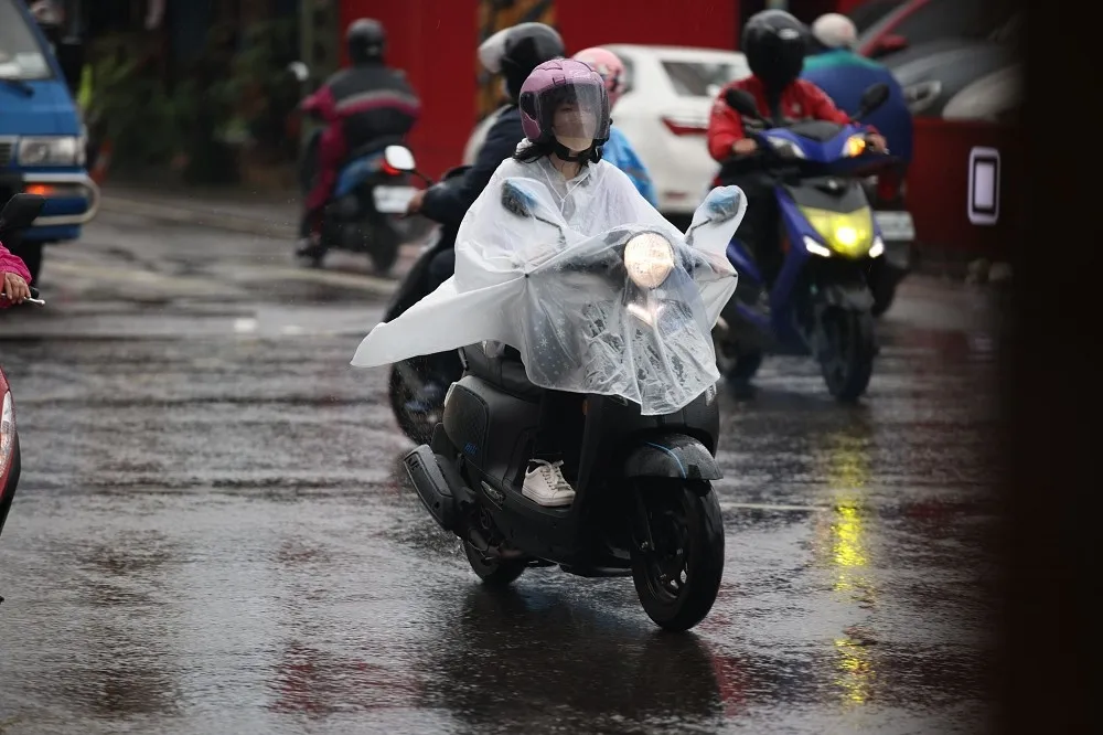15縣市豪大雨特報　周末氣候好轉、各地溫度將破30度