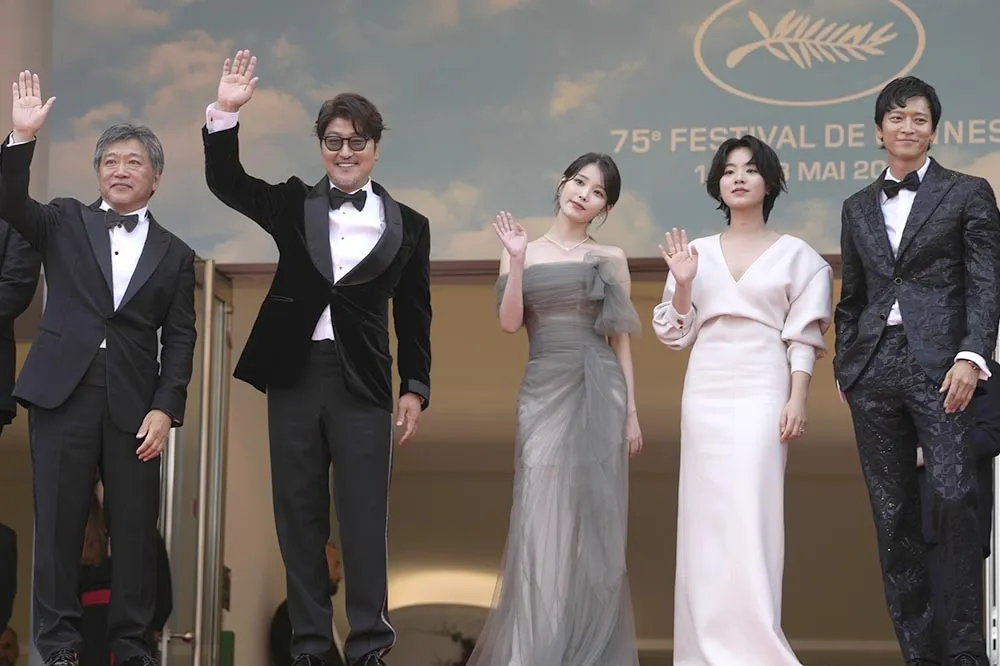 IU《嬰兒轉運站》演活單親媽掀淚海　坎城獲讚影后領跑者：溫暖又心碎