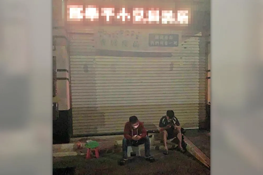 BNT兒童疫苗搶破頭　家長凌晨1點診所外排隊