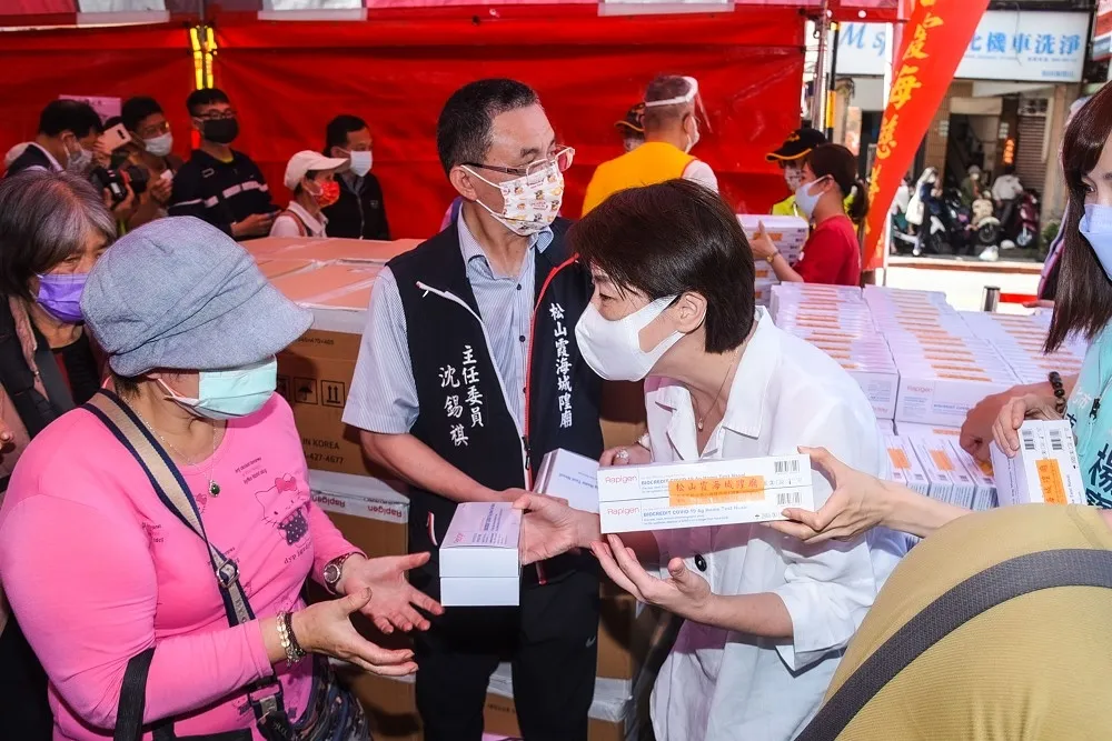 互相較勁？廟宇發放快篩劑　蔣萬安、黃珊珊先後來搶發
