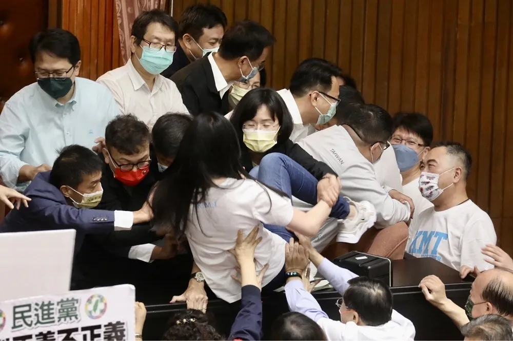 【圖輯】國務機要費除罪化爆血場面　藍綠火熱開打