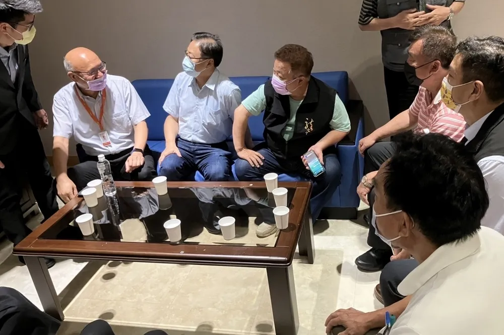 張善政桃園請益首站從「家」出發　朱立倫表舅現身相挺