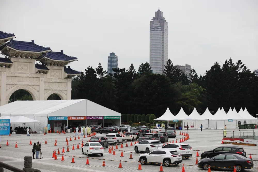 車來速加設兒童疫苗站！柯文哲批白癡命令　王必勝反酸「自由廣場」好大