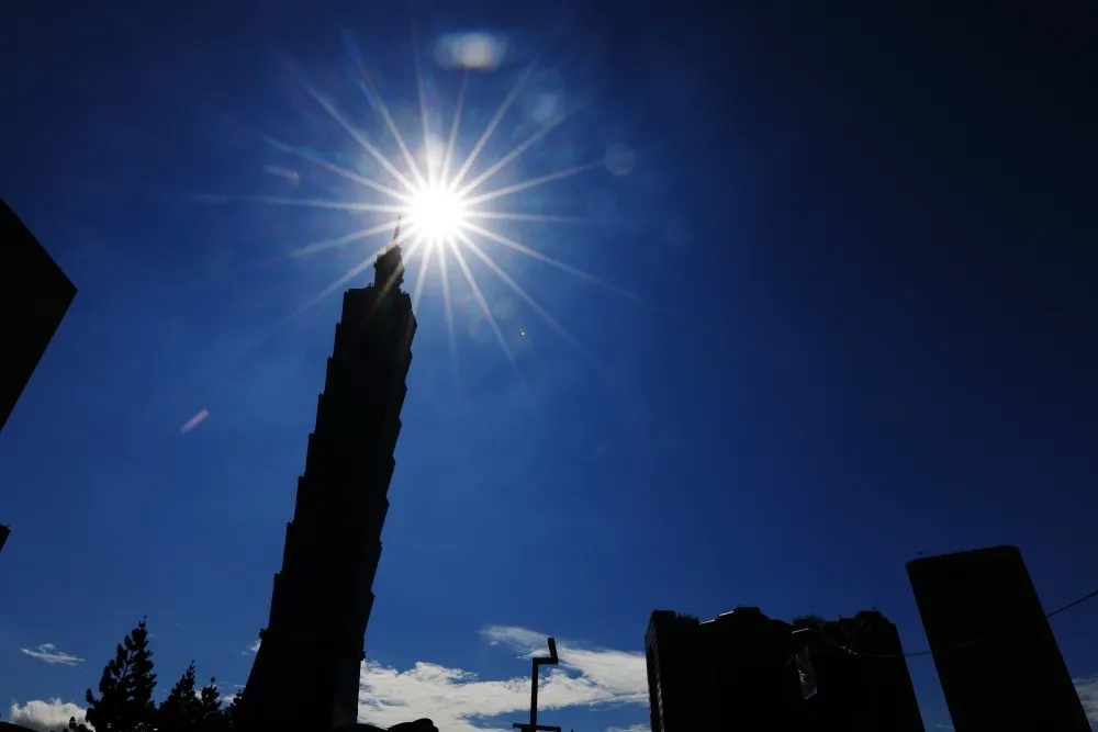 悶燒35°C如盛夏！各地天氣不穩　大台北午後恐炸雨彈、苗栗以南甩局部雨