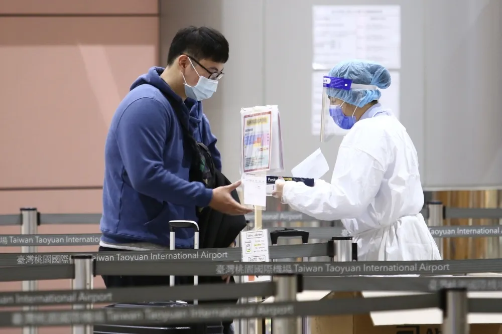 不用落地戳鼻了！　來台旅客明起一律「唾液」篩檢