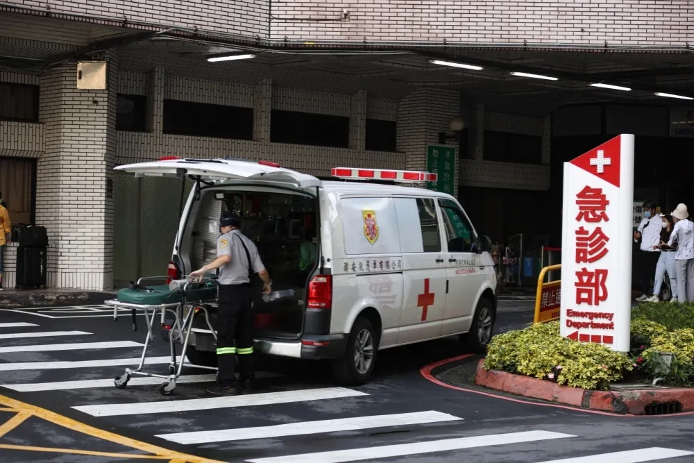 一張圖看懂！住院解隔標準明放寬　中症比照輕症、重症符2條件可轉出