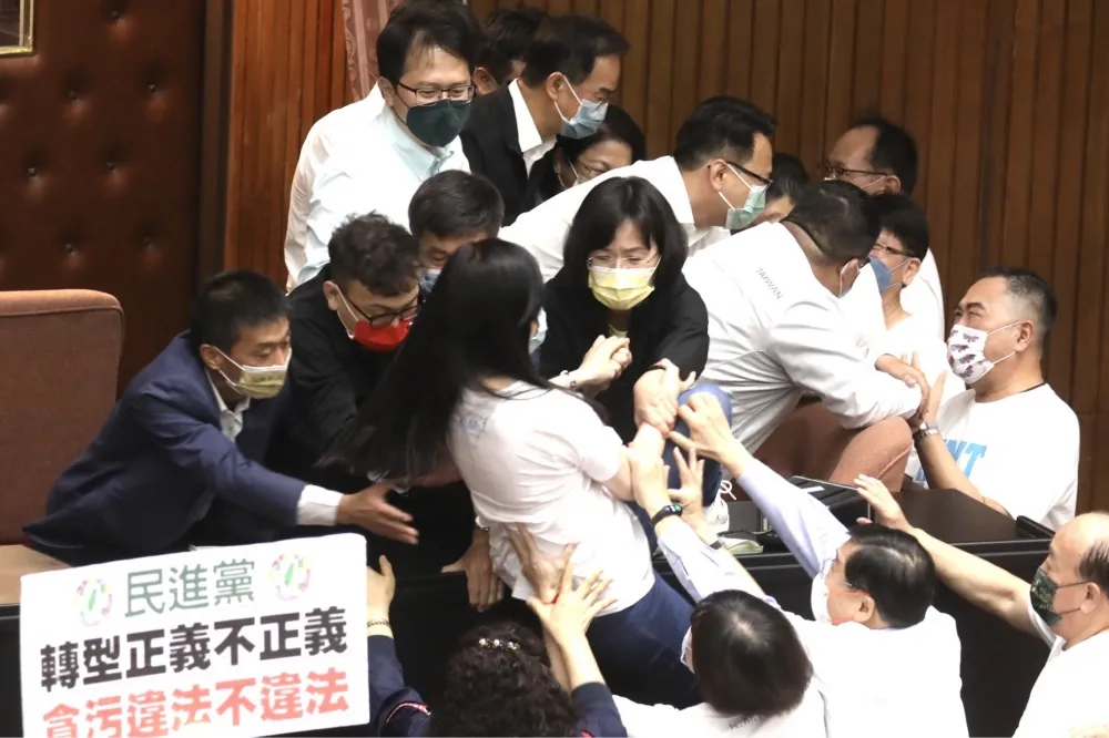 立院才為《會計法》修正案大亂鬥　3名綠委今快篩陽性