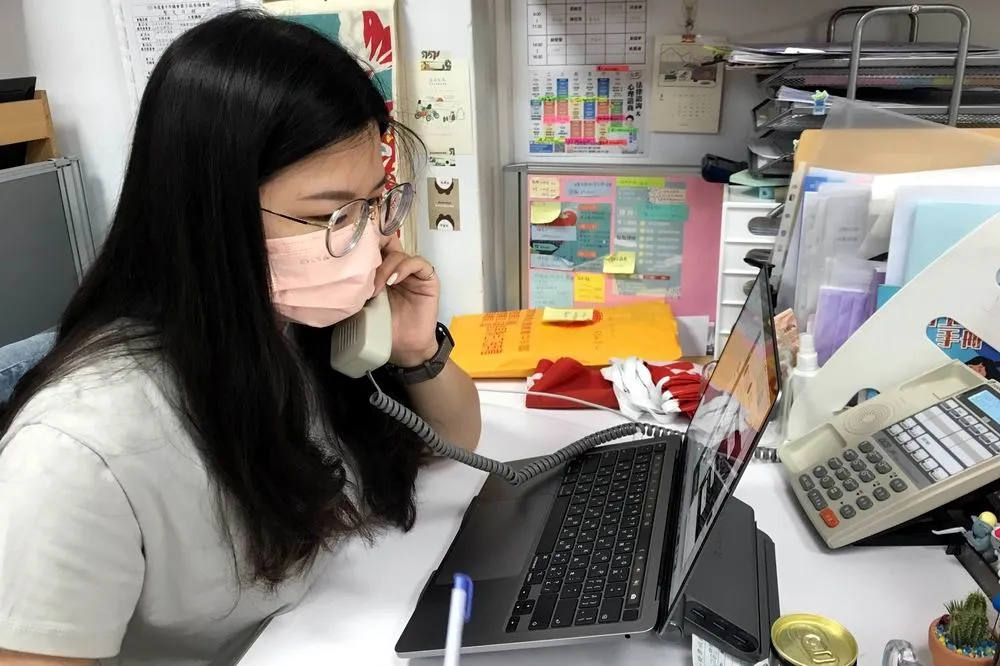防疫專線打爆　台中市議員主動參與接電話服務