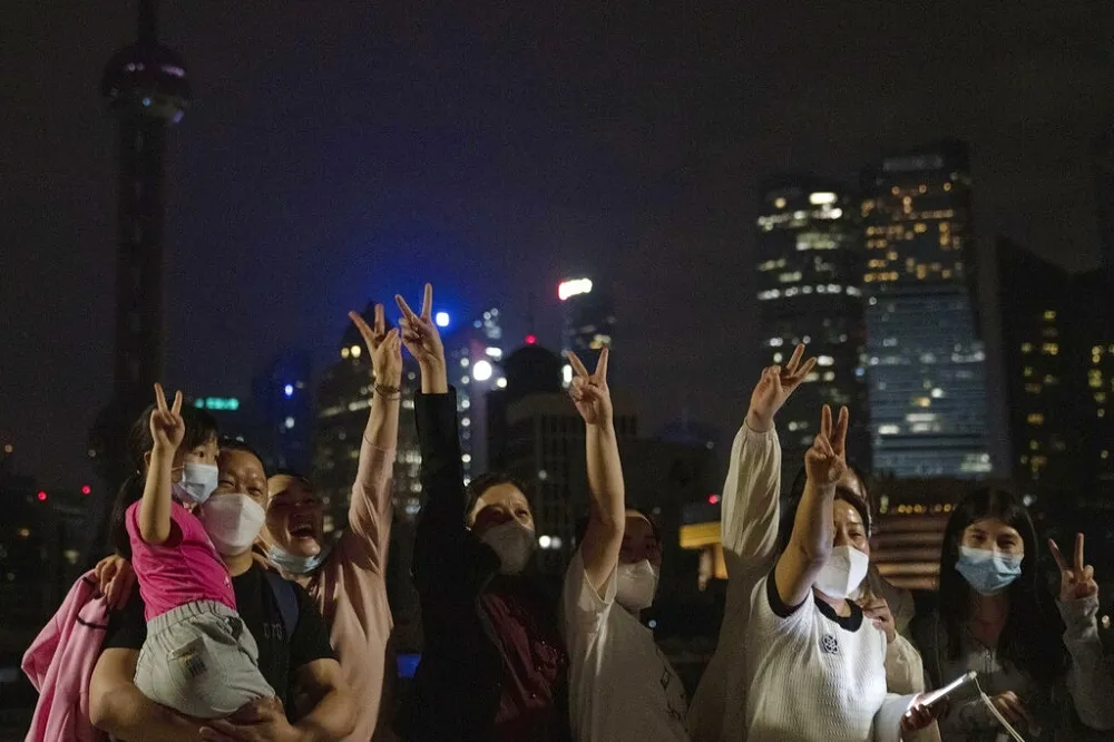 關了65天總算解封！上海人6月1日午夜出門放風慶祝