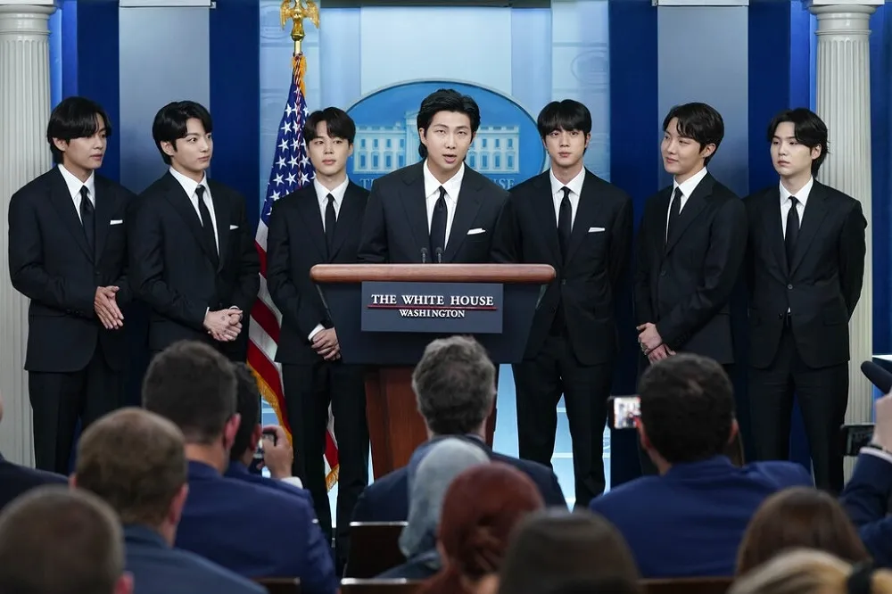 【韓流席捲白宮】拜登接見南韓天團BTS　大批粉絲爭睹偶像風采、30萬人看直播