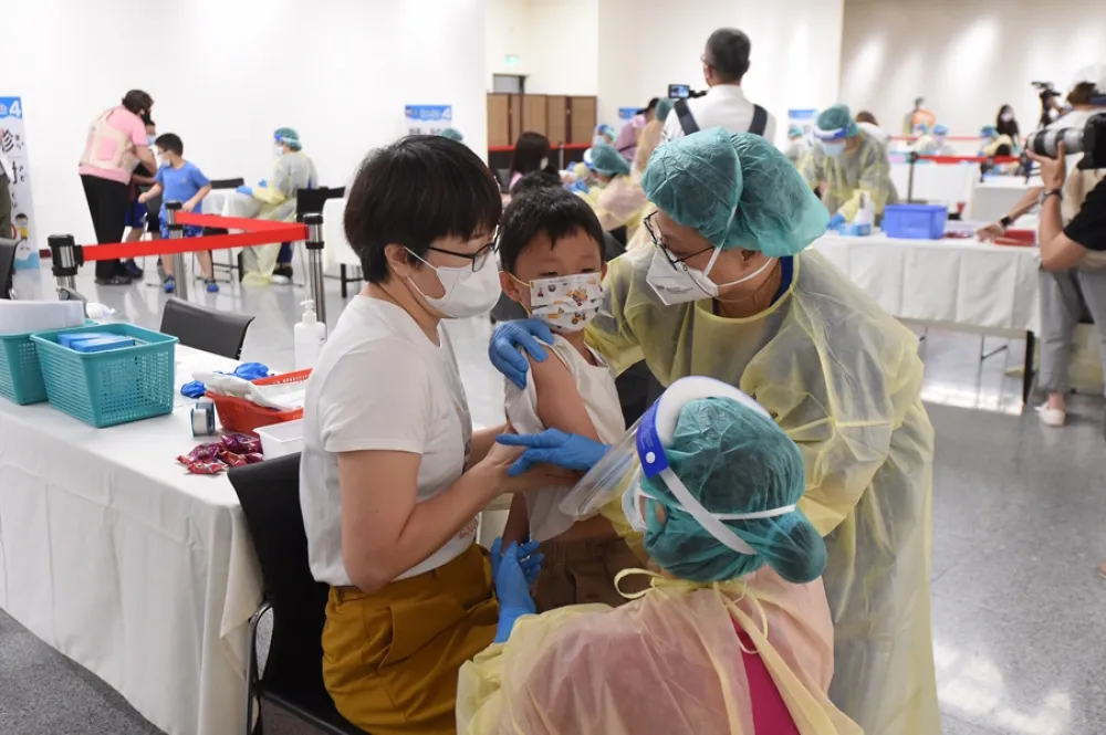 【直擊片】「自由廣場」兒童疫苗首日開打　醫囑打針後注意5大症狀
