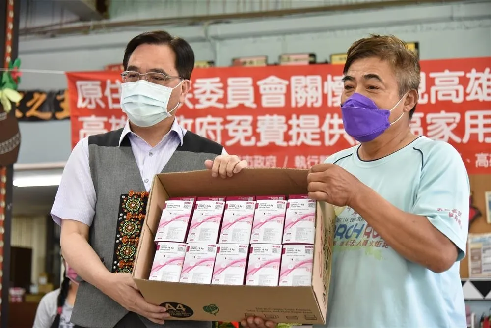 原民會為守護長者健康提供快篩劑給文化健康站