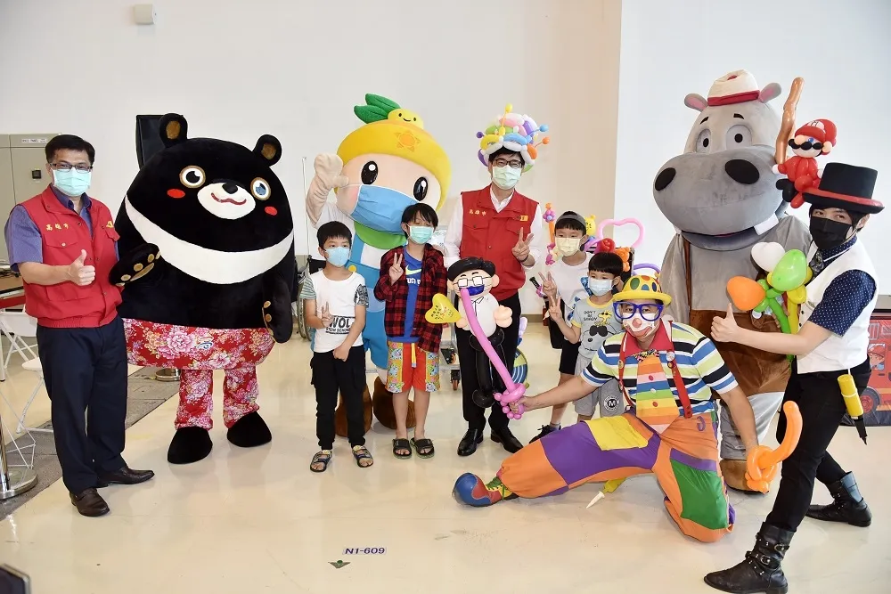 高雄展覽館兒童疫苗開打　室內樂團、小丑氣球與卡通造型玩偶相伴　