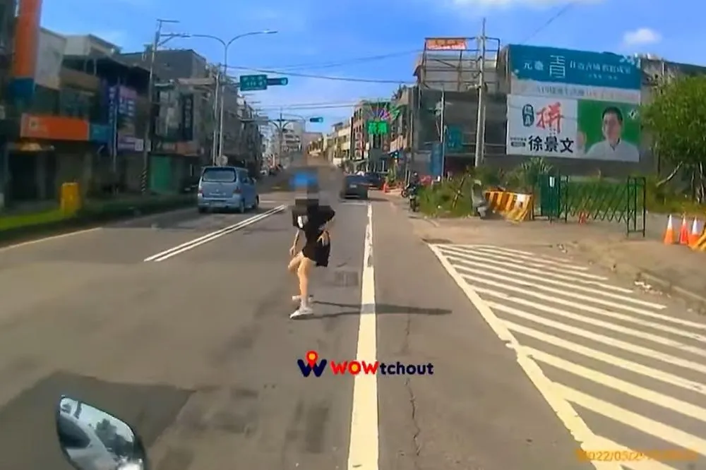 熱褲女騎士遭追撞　翻滾2圈「一個Move」秒爬起追機車