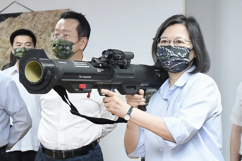 【有片】蔡英文端午前慰問國軍　扛5公斤紅隼反裝甲火箭「蠻好操作的」