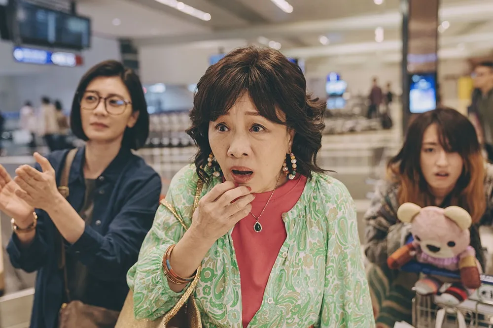 Netflix《媽，別鬧了！》比莉報復性追愛爆金句　「老公掛了像公司倒閉，我要中年就業」
