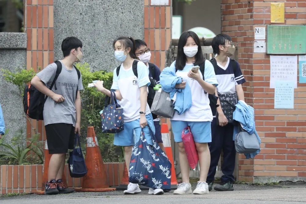 高中以下學生每人可免費領4劑快篩　6日起配送到校
