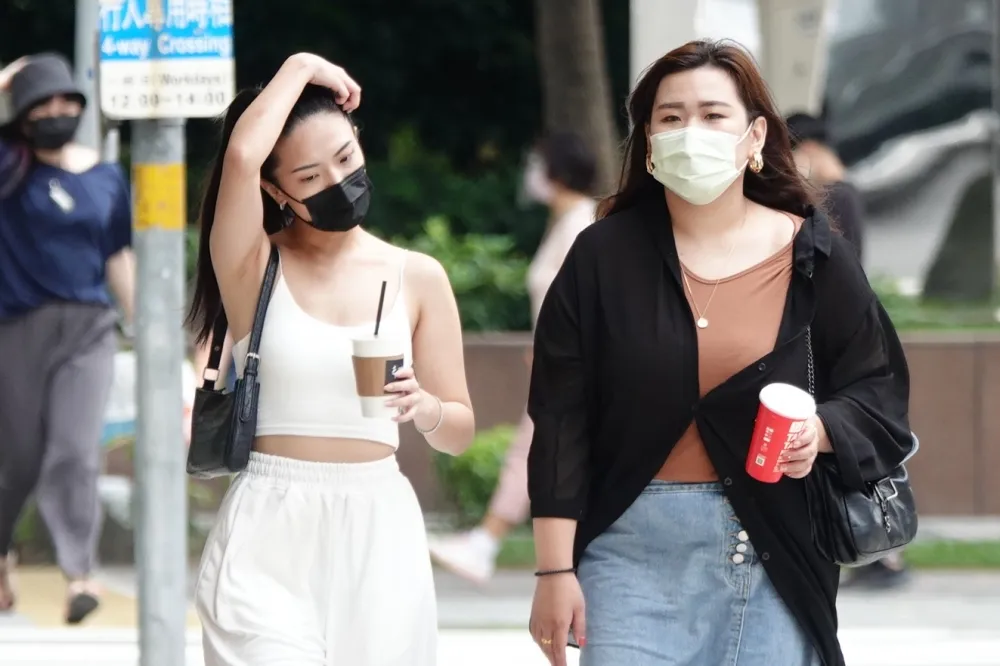 熱爆了！全台周末悶熱高溫　下周一鋒面來襲、西半部留意強降雨
