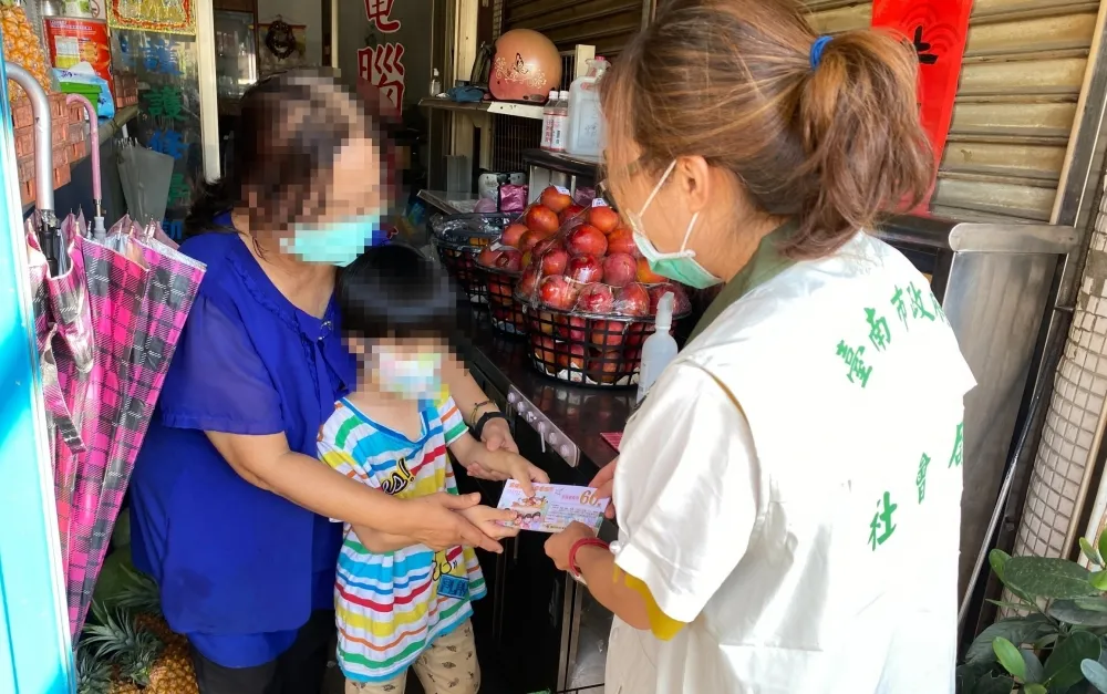 南市啟動暑假愛心補給站　弱勢學童可憑券至四大超商兌換餐食