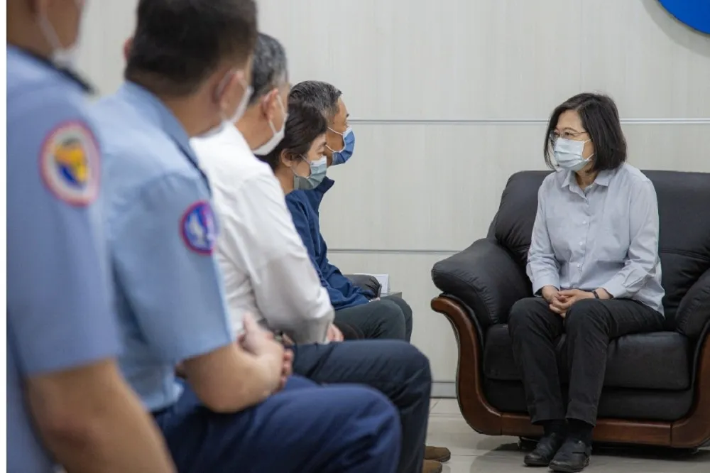 AT-3少尉徐大鈞殉職頭七　蔡英文南下慰問飛官家屬