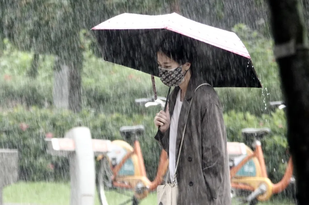 雨彈炸整周！滯留鋒南北徘徊　氣象局發布16縣市大雨特報