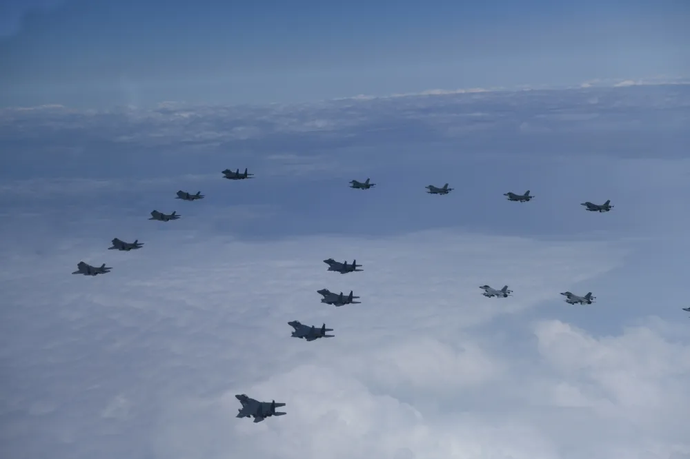 威懾北韓！　韓美出動F-35A等20架戰機示威飛行