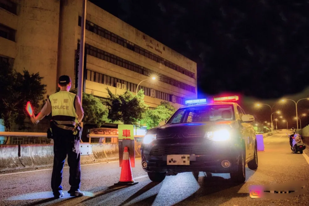 這下GG惹！台中警執勤躲車內　爽吹冷氣、滑手機看劇全被直擊