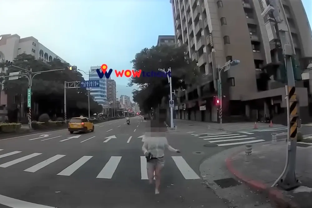 傻眼！短褲妹「火箭頭槌」正面單挑小貨車　秒被K.O躺平馬路中