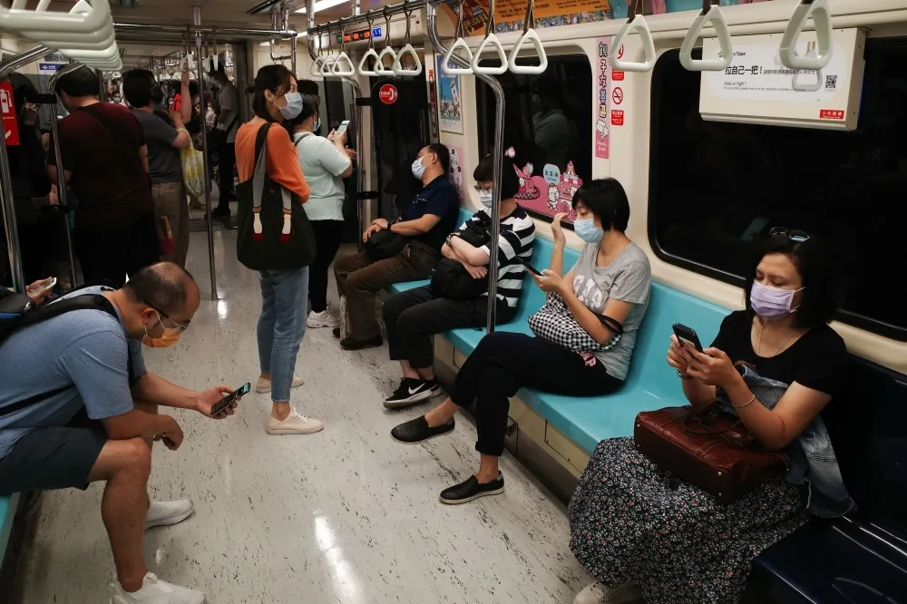 北捷噁男無法控制色色　裝睏「手遊」熟睡小姊姊大腿全都錄