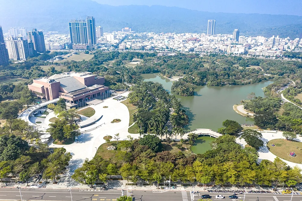 高雄文化新地標！內惟藝術中心 10 月開幕　純白建築、山形起伏外觀超好拍