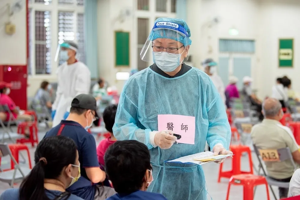 醫護人開打第4劑　指揮中心：邊境、防疫旅館人員最快月底跟上
